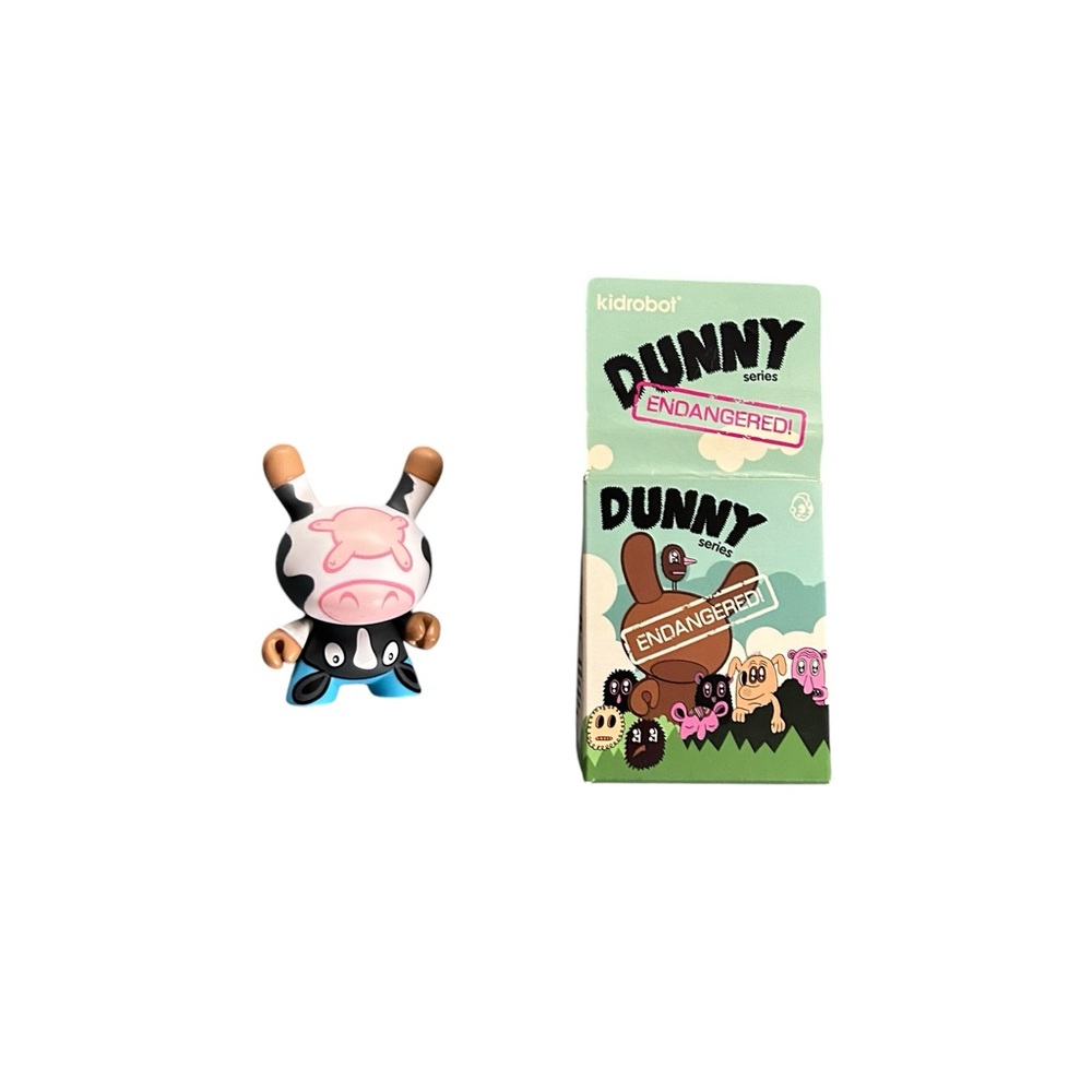 Kidrobot Dunny Endangered Series Mooo! Triclops Cow Vinyl Art Figure 2009 + Box